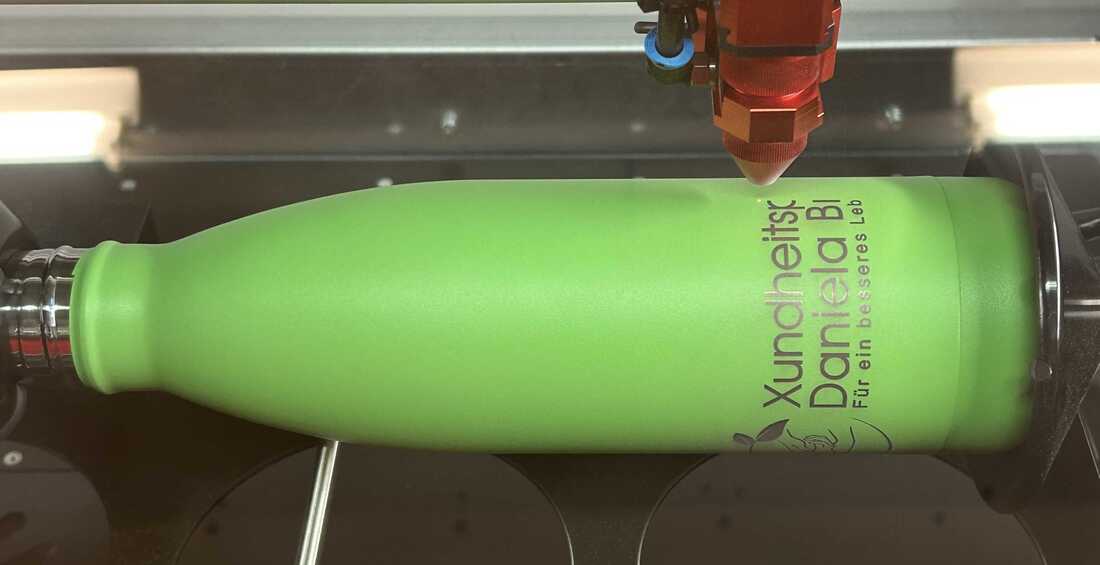 Bild wie der Laser eine Trinkflasche graviert